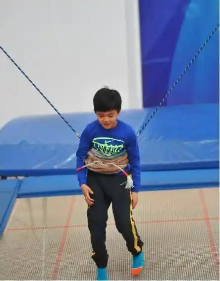 而她和高峰的儿子高兴,也屡次在媒体曝光,儿子长得特别漂亮,深得父母