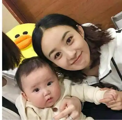 赵丽颖的超萌小王子,一家三口幸福满满,而他却是"妻管严"?__凤凰网