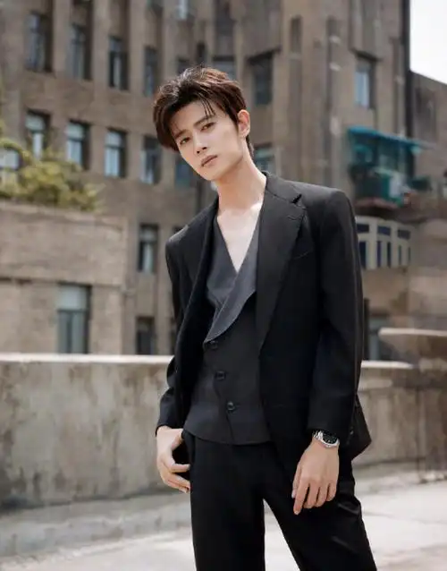 时尚日报##任嘉伦穿深v了