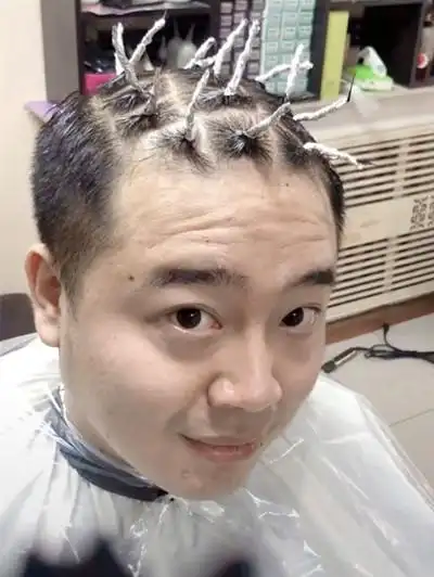 头发稀疏能做锡纸烫吗最好别了网友戏称这位小伙弄完像座山雕