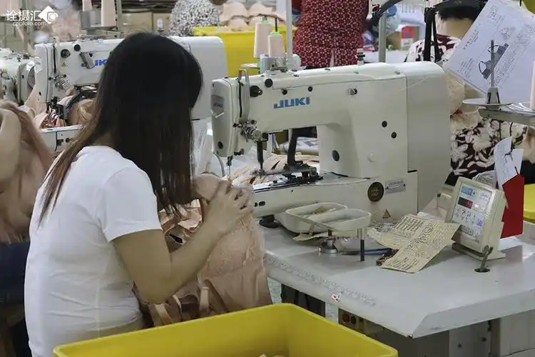 内衣车间的员工正在认真地缝制内衣产品.