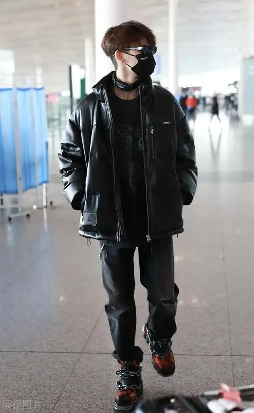 小鬼王琳凯现身机场一袭黑色穿搭带墨镜帅气满分