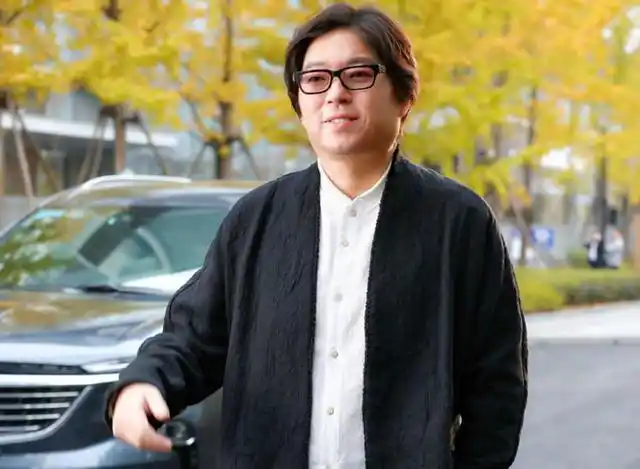 高晓松整个人气质都变了,对比之前"蜜汁角度"的自拍照,瘦身后的照片倒