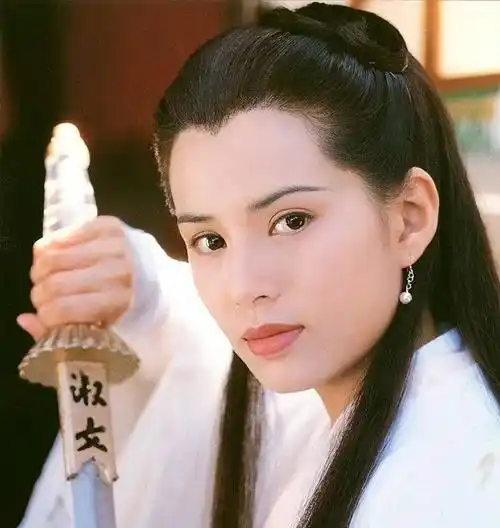 55岁李若彤素颜出镜,无视网友的恶评,十年pua爱情造就强大内心_郭应泉