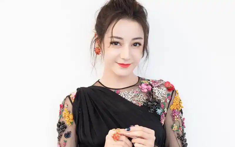 迪丽热巴连衣裙壁纸-美女壁纸-高清美女图片-娟娟壁纸