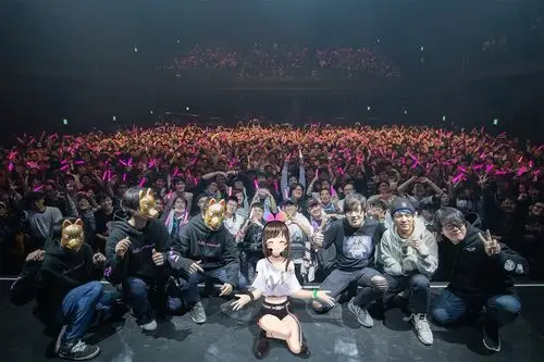 人工智障爱酱在东京举办首场演唱会观众爆满现场火爆