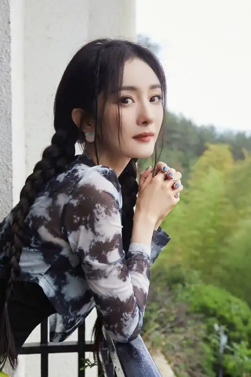 杨幂麻花辫好长##杨幂比耶侧颜