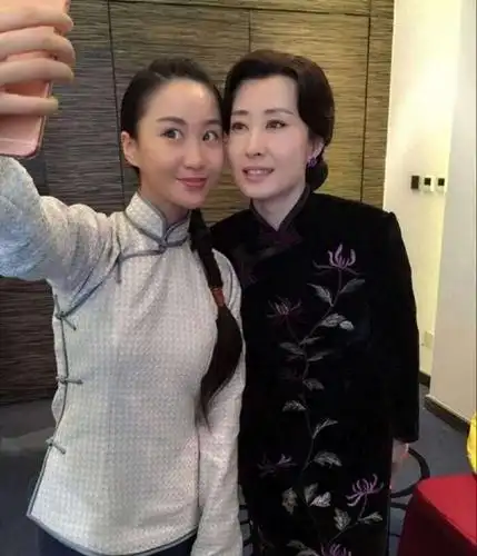 恭喜李雪导演大婚!孔笙为其证婚,新娘是《伪装者》中的丫环!_腾讯新闻