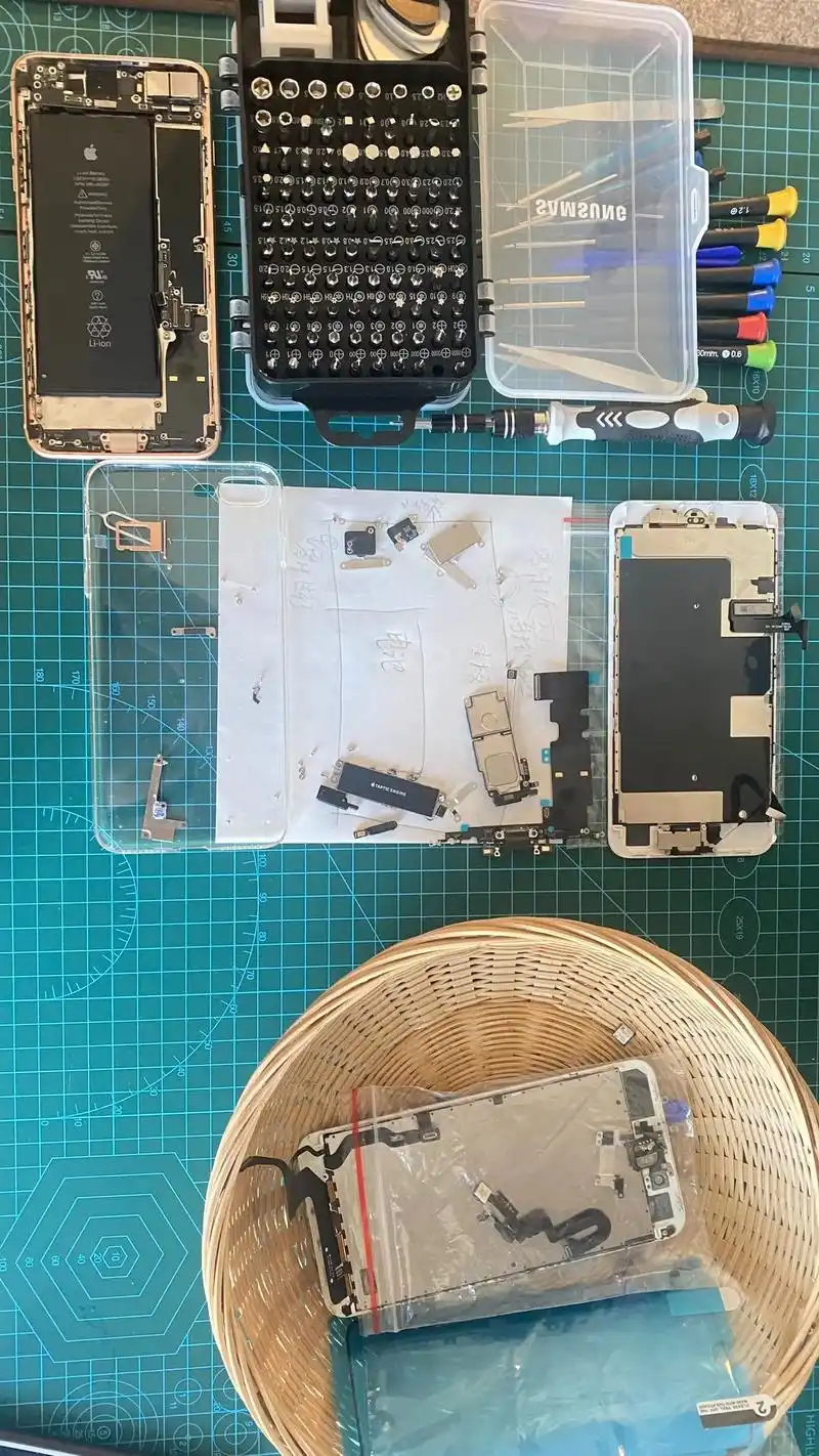 我看着一堆零件&螺丝,陷入了沉思… 没想到换尾排要把主板拆下来