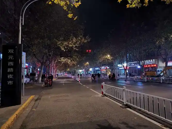 实拍晚上的双元路夜市,冷冷清清,热闹的街道已经一去不复返