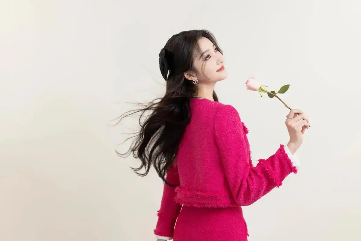 美女系列壁纸第63期-关晓彤