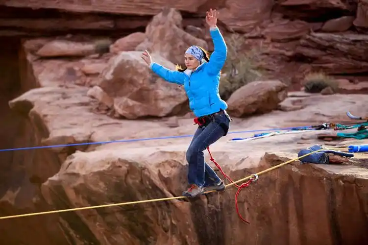 一个女性,仅一个人,环保,钢丝,高处,手帕,休闲装,手绢,极限运动,绳子