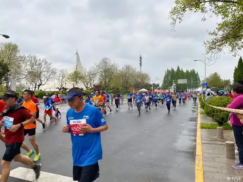 热搜冲顶组图欣赏2021青岛马拉松风采