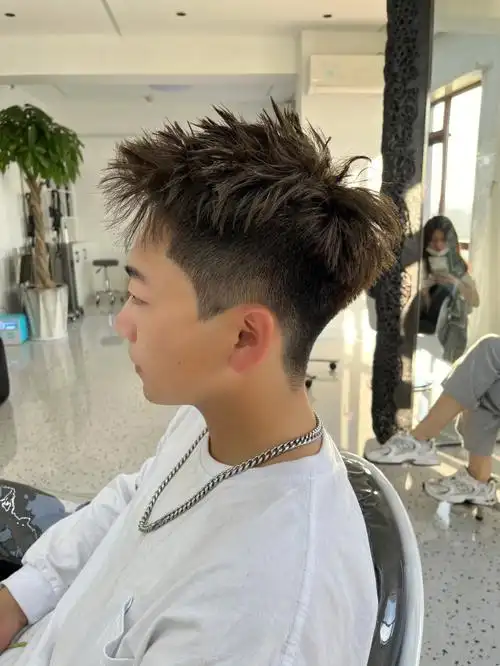 男生摩根前刺烫发