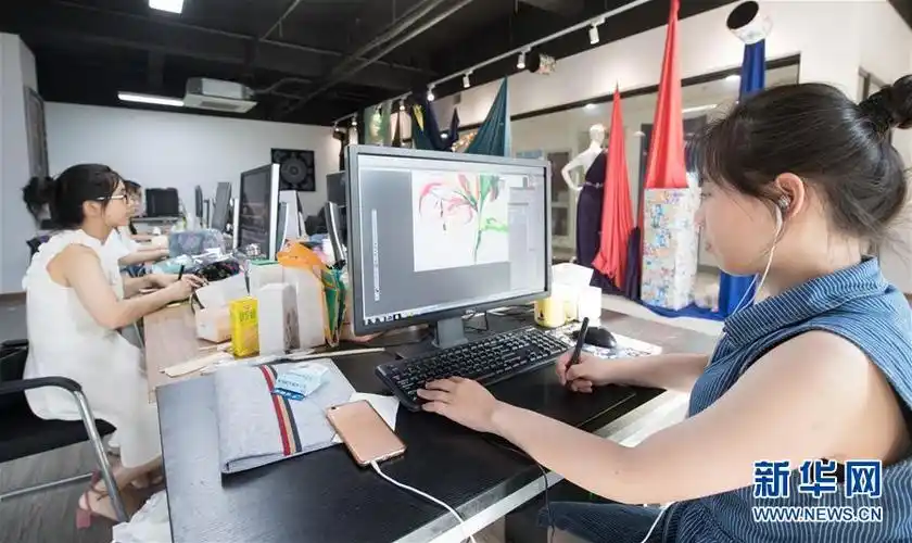 7月25日,一家设计工作室工作人员在瓦栏设计园的众创空间设计花型.