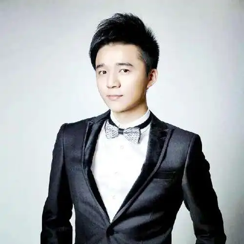 近日,她还晒出了一组工作照片.