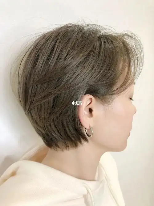 短发亚麻色