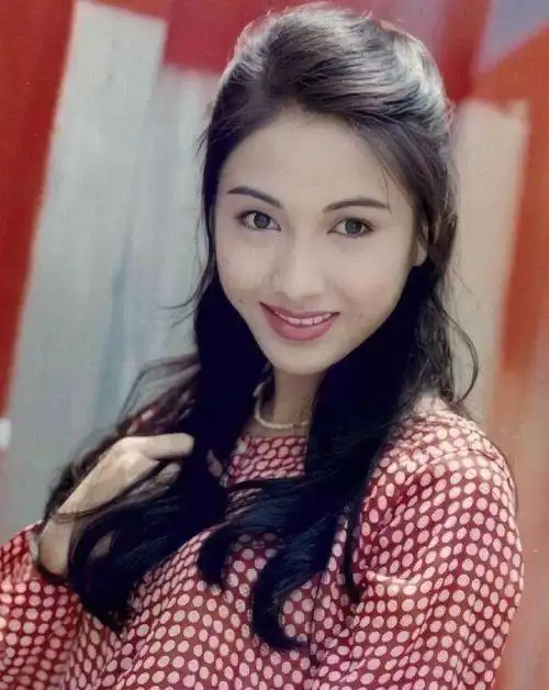 首先是小时候的女神 黎姿