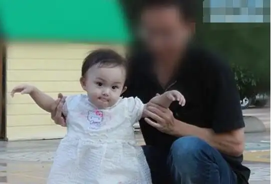 刘楚恬的父母是谁家庭背景惊人刘楚恬父母高冰水刘毅森照片曝光