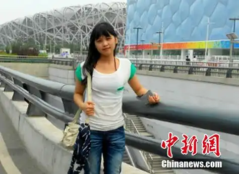 郭思远摄   当中新网记者问到有关香港女生是否拜金的问题时,张小慧如