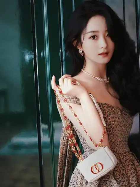 2021年离婚后,赵丽颖新造型亮相,选择重新出发