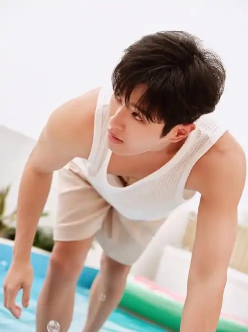 李汶翰泳池随拍