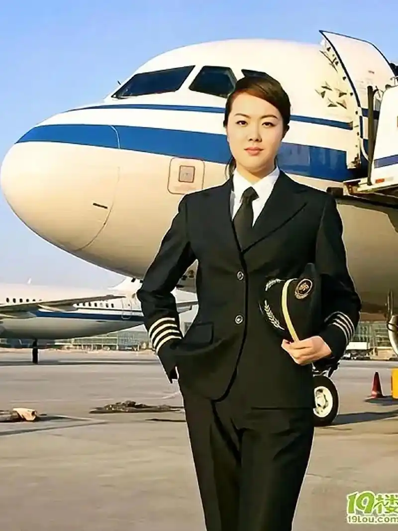 伍倩玉:是世界也是中国最年轻的女机长 - 抖音