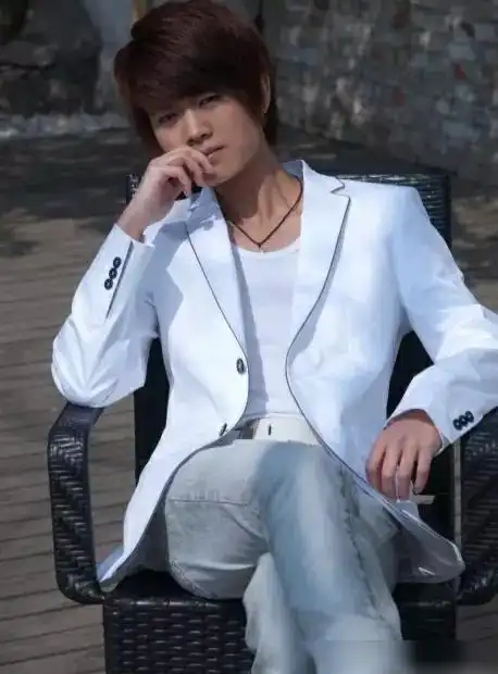 看上面这张照片,风度翩翩,优雅大方,倚窗远望,手捧咖啡,岁月静好.