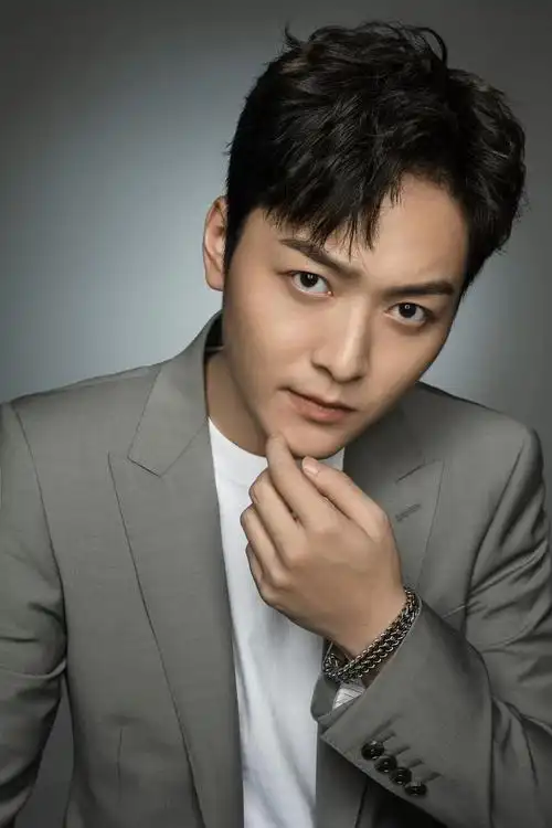 p>蒋典,出生于四川,中国内地男演员,毕业于中央戏剧学院08级表演系.