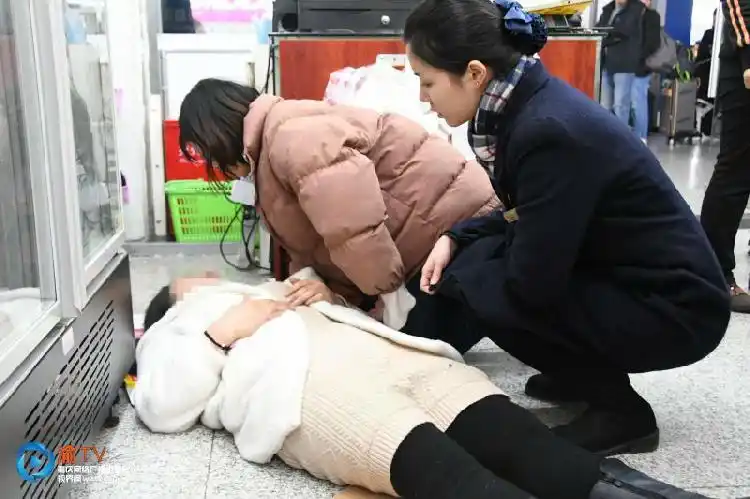 旅途劳累未进食,年轻女子突然昏倒在火车站