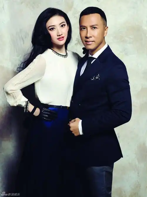 景甜甄子丹登封面演绎浓浓温馨