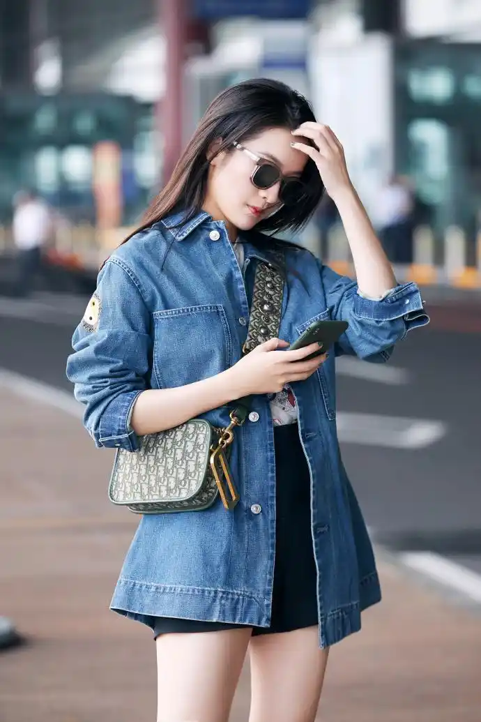 近日:张雪迎现身上海机场,白t外搭牛仔外套,黑色短裙清凉上阵满屏清爽