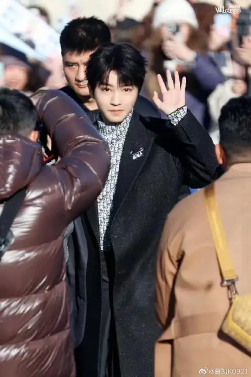 王俊凯黑色大衣造型##王俊凯外网生图