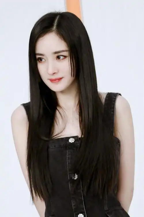 被杨幂的新造型美到了长发飘飘尽显玲珑身材35岁脸蛋好迷人