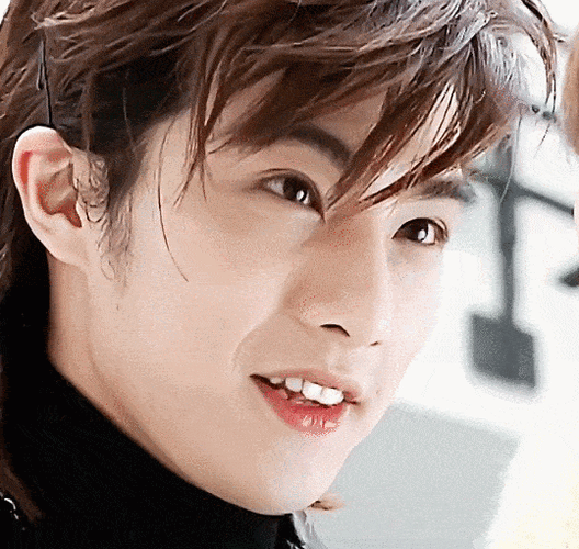 现在来看可能有些装逼中二,各种压迫欺负女主,最爱的表情就是邪魅一笑