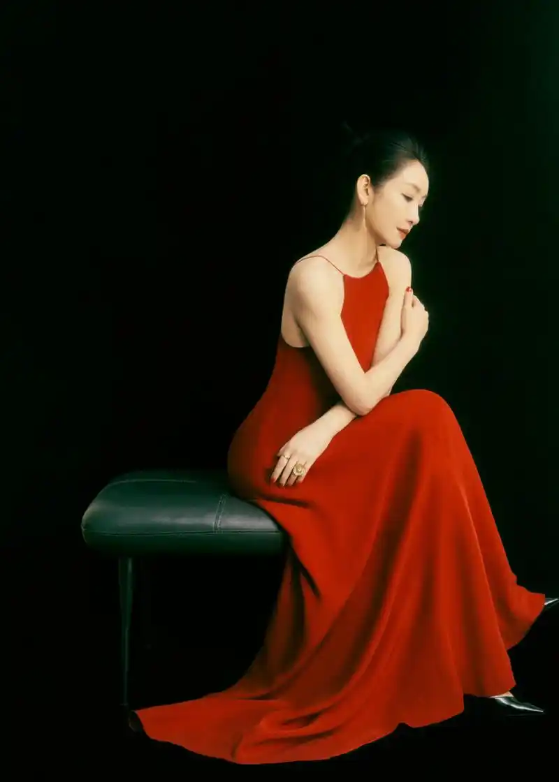 秦海璐 露背吊带红裙造型亮相活动