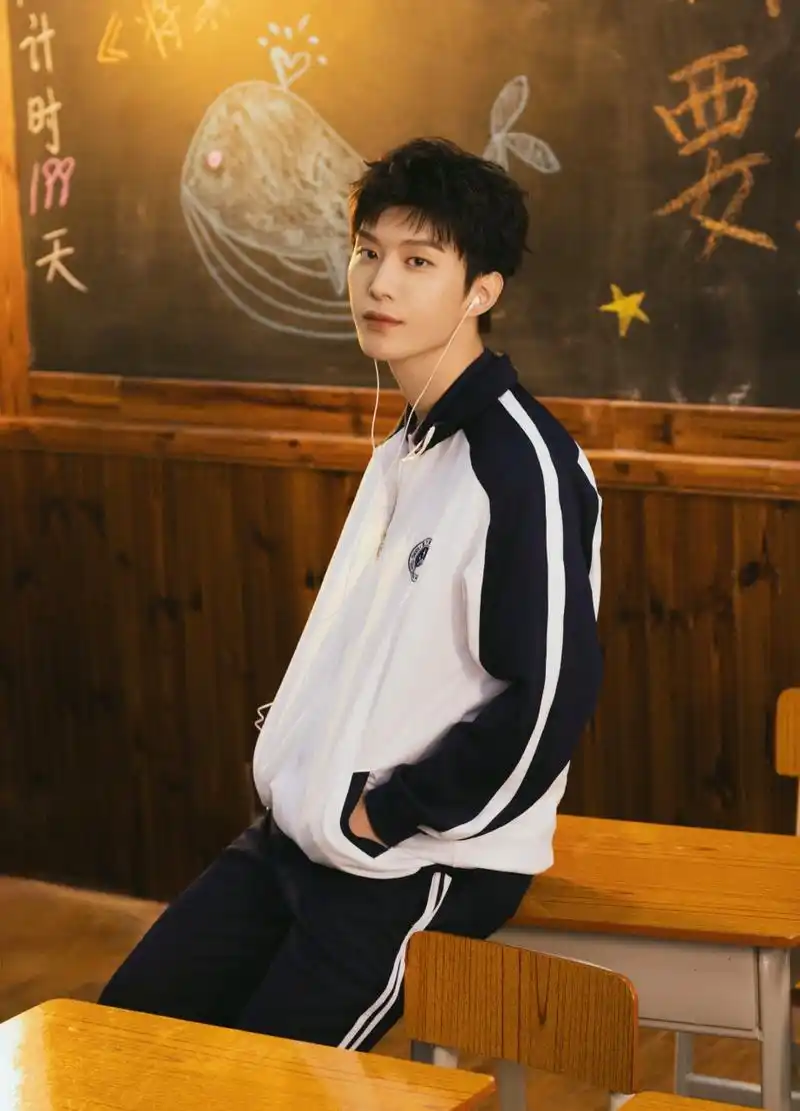 范丞丞和校服的适配度真高,妥妥的青春美少年.