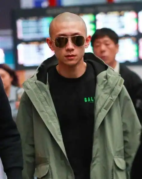 张一山光头图片张一山光头造型现身机场 看起来更有男人味了 | 鲁南