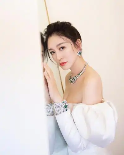 李小冉简约大气白色抹胸长裙,搭配祖母绿钻石项链,散发高贵气质