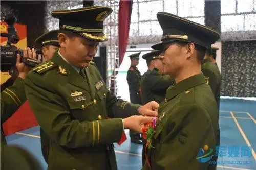 为老兵卸衔.