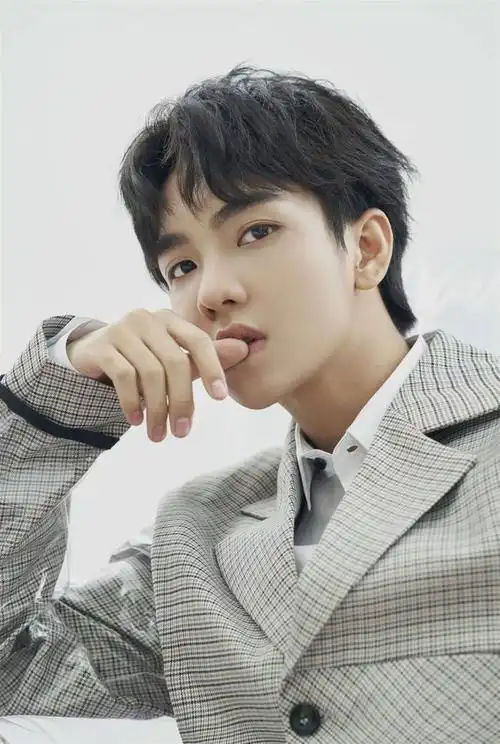 郑繁星清新写真曝光 眼神清澈展邻家气质