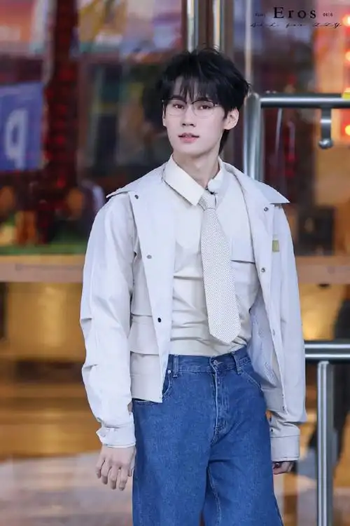 张真源奔跑吧##张真源跑男下班和粉丝挥手鞠躬