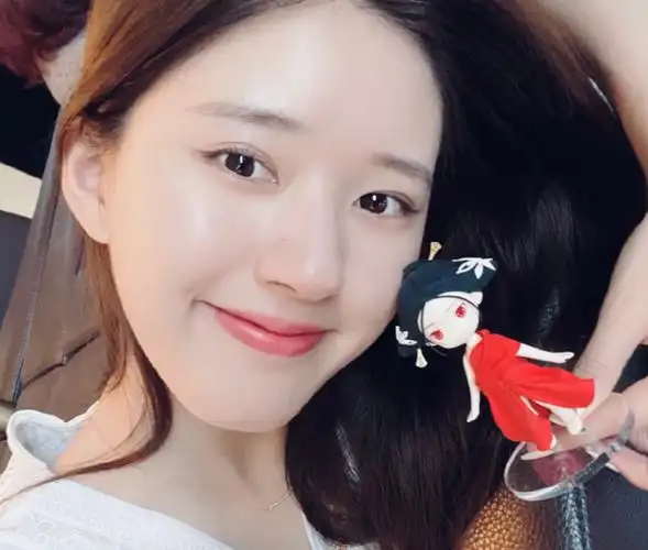 后就读于中国台湾明道大学,2016年参加选秀《超级女声》海选出道,同年