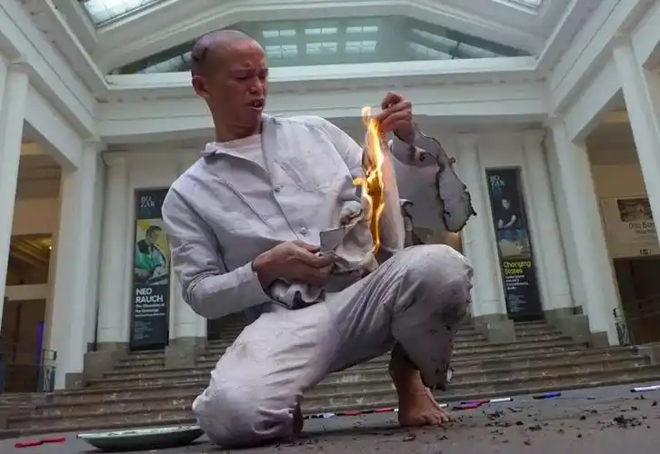 为艺术献身的行为艺术家,取出肋骨送女朋友当项链,被骂亵渎艺术