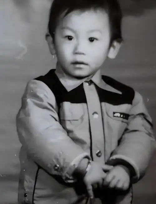 朱亚文妻子沈佳妮放出了自己在国外旅游的照片,照片中的她素颜出镜