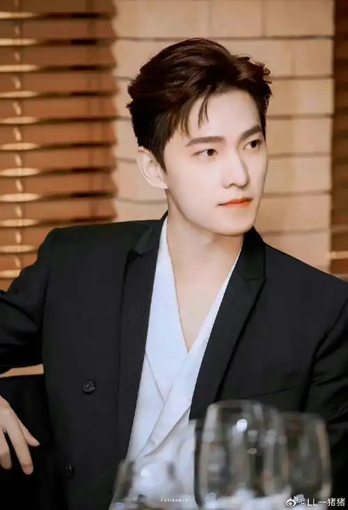 内娱名品鼻#杨洋的鼻子是女娲毕设侧颜男神!