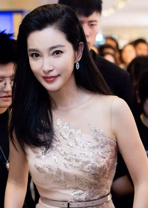 46岁女星李冰冰南京出席活动,腰身纤细长发披肩,优雅气质尽显