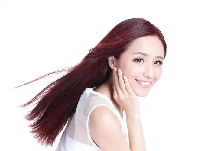 白色背景上孤立的亚洲美丽女人漏出迷人的微笑摆姿势的图片