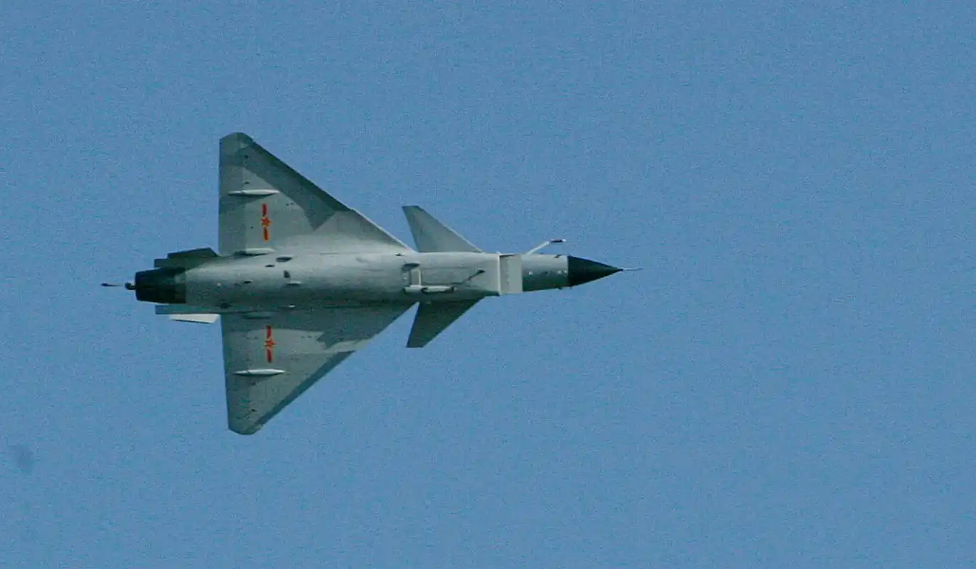 空军歼-11bs战斗机的前起落架.