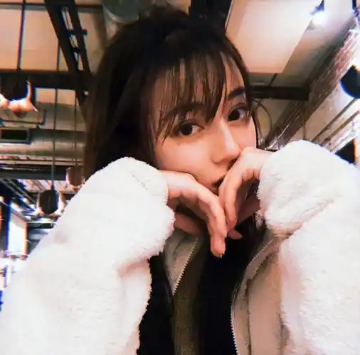 迪丽热巴新造型,金色长发配齐刘海,这简直就是颜值的巅峰呀_高冷_女